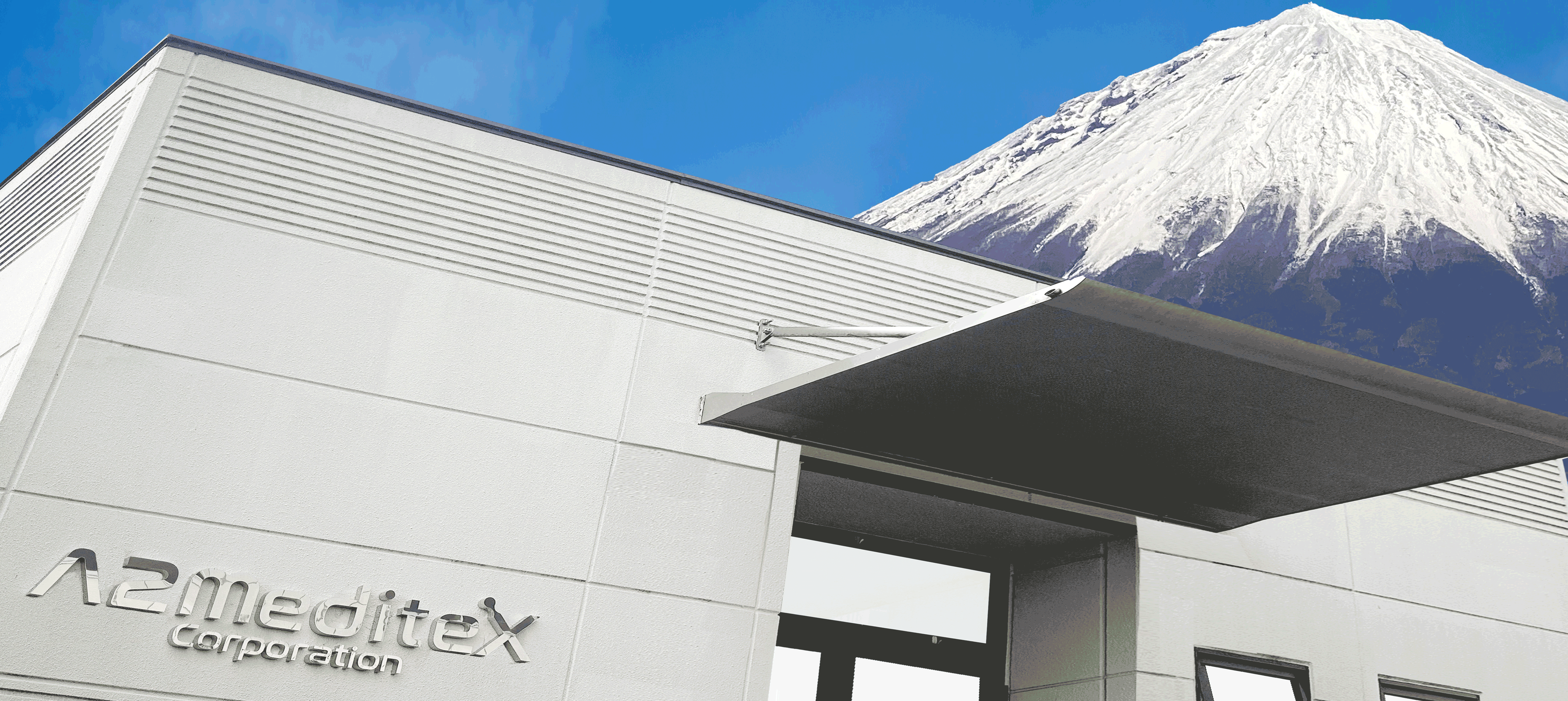 富士山をバックに会社をしたから見上げている様子